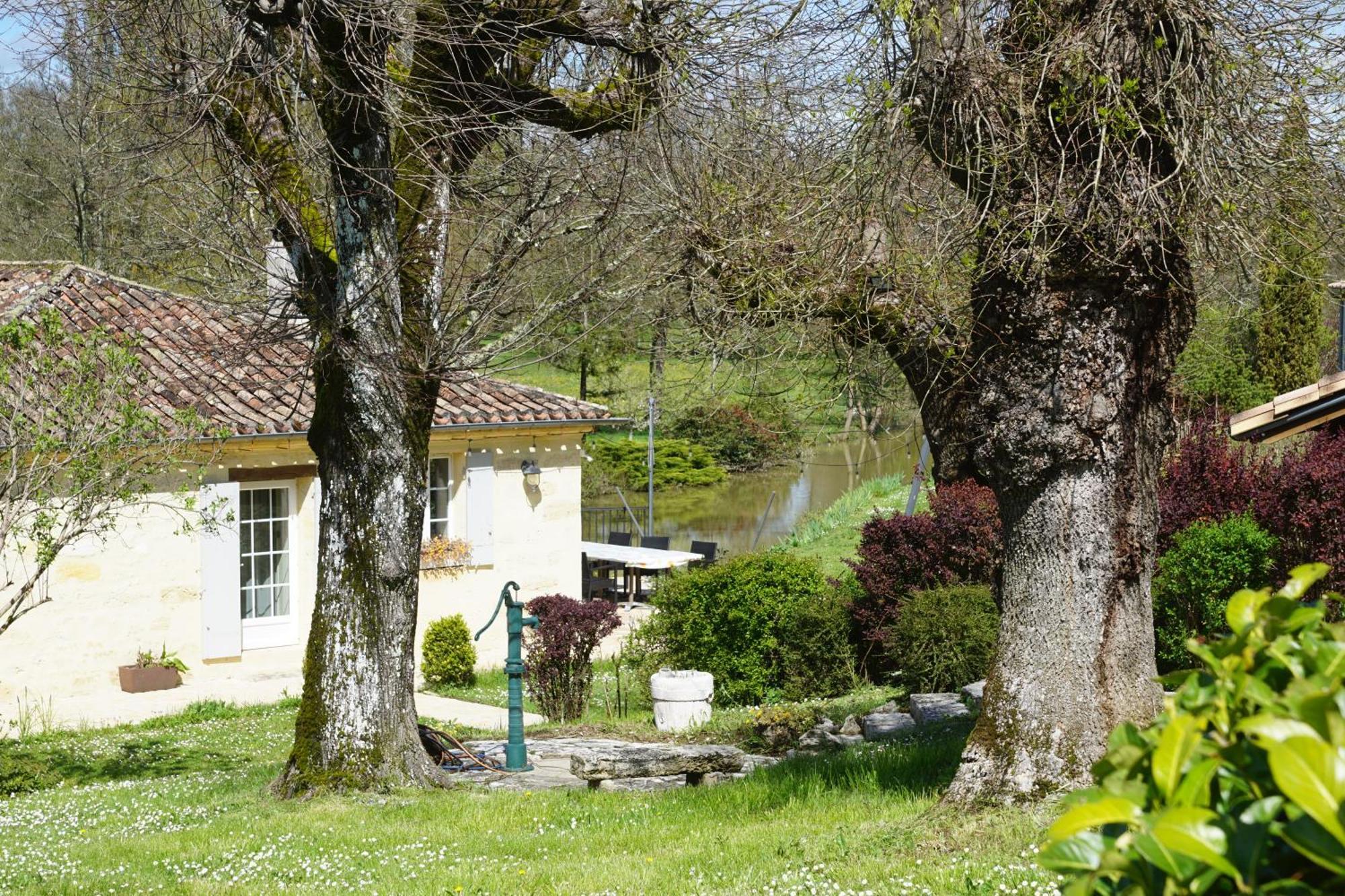 Moulin Notre Dame Hotell Saint-Genès-de-Castillon Eksteriør bilde